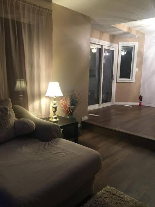 Renovated 4 Bedrooms 20 Sleeps Shopping Mall Edmonton Eksteriør bilde